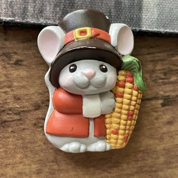 Vintage Hallmark Thanksgiving Pin Pilgrim Mouse Molded Plastic Novelty Brooch - Picture 1 of 6